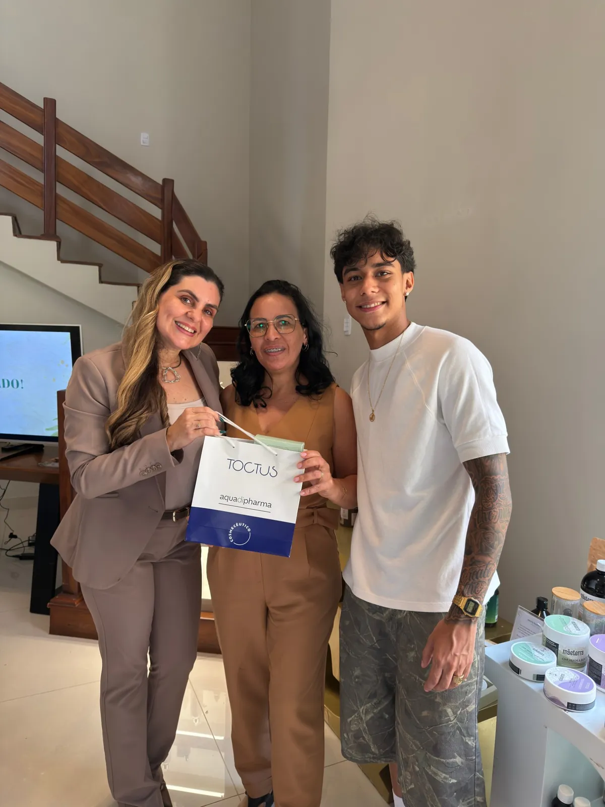 Profissional da ExBeauty entregando uma sacola de produtos a uma cliente