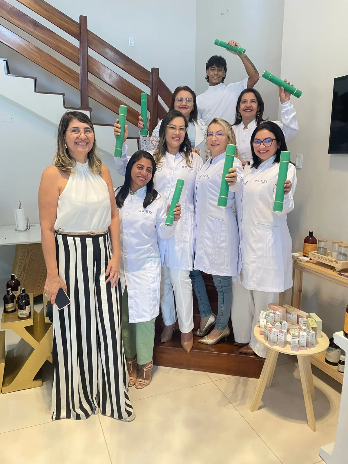 Turma de jaleco Toctus com os diplomas na formatura