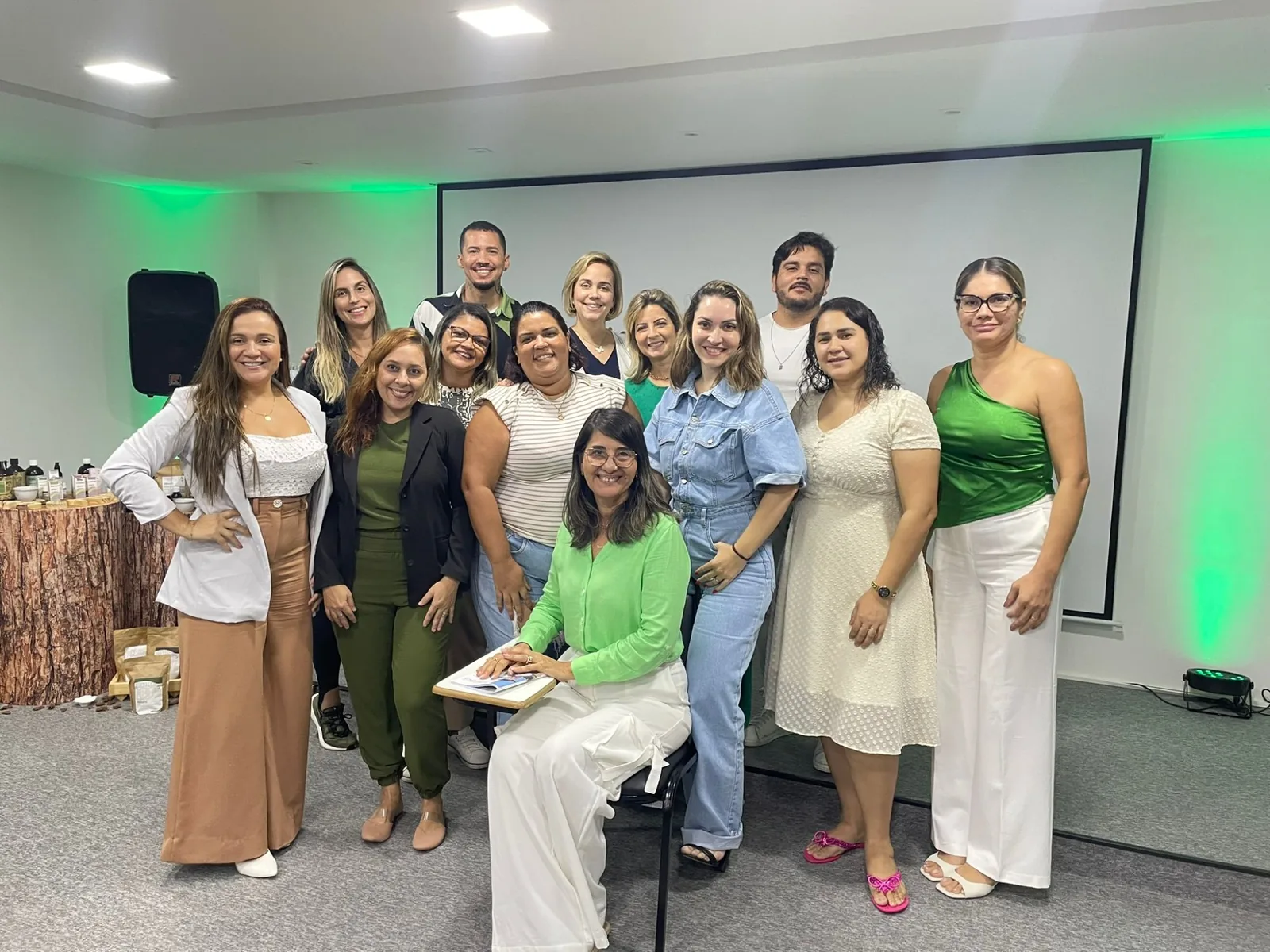 Turma da formação em terapia capilar em sala de aula